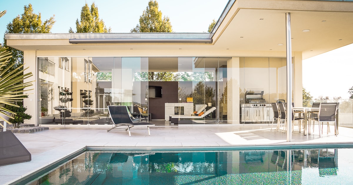Luxury villa with infinity pool and tropical garden in Bali — short-term versus long-term rental comparison.