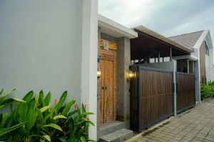 Entrance Vl 020 02